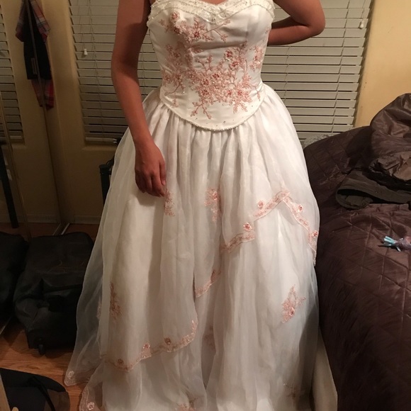 Quincenera dress never been used - Picture 3 of 6